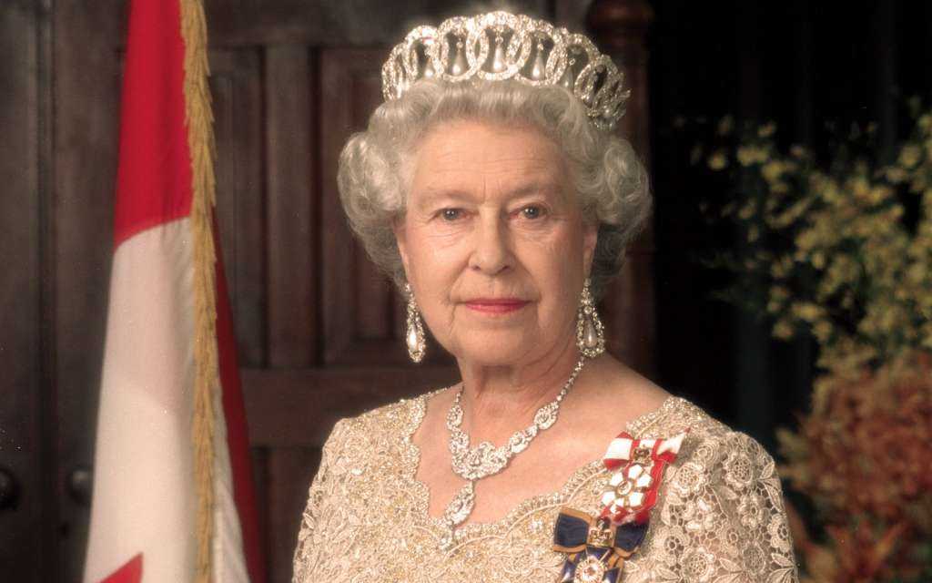 Κατηγορούν την βασίλισσα Ελισάβετ για μισθούς πείνας