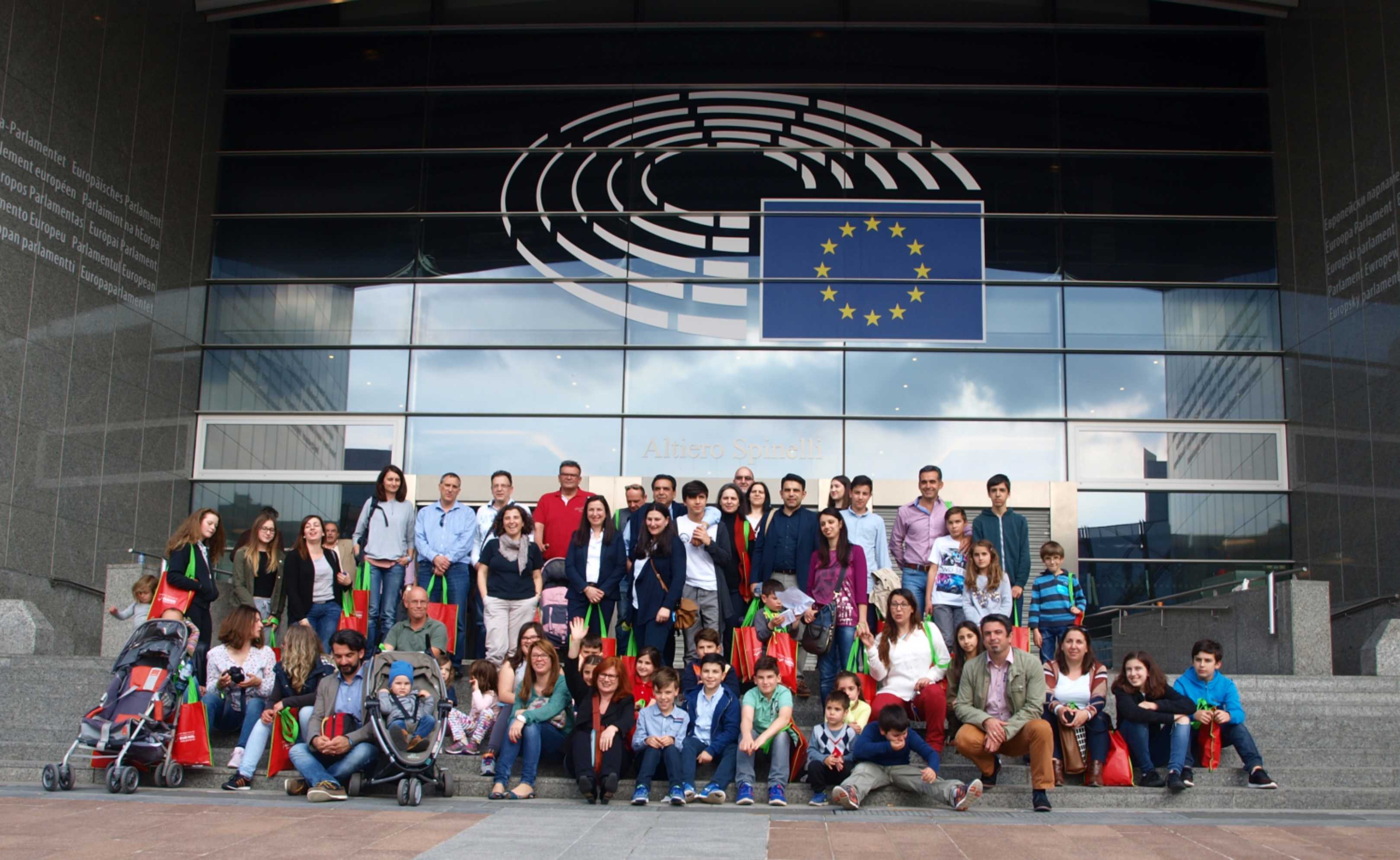 Μαθητές και γονείς από το ελληνικό σχολείο του Giessen της Γερμανίας στο Ευρωπαϊκό Κοινοβούλιο