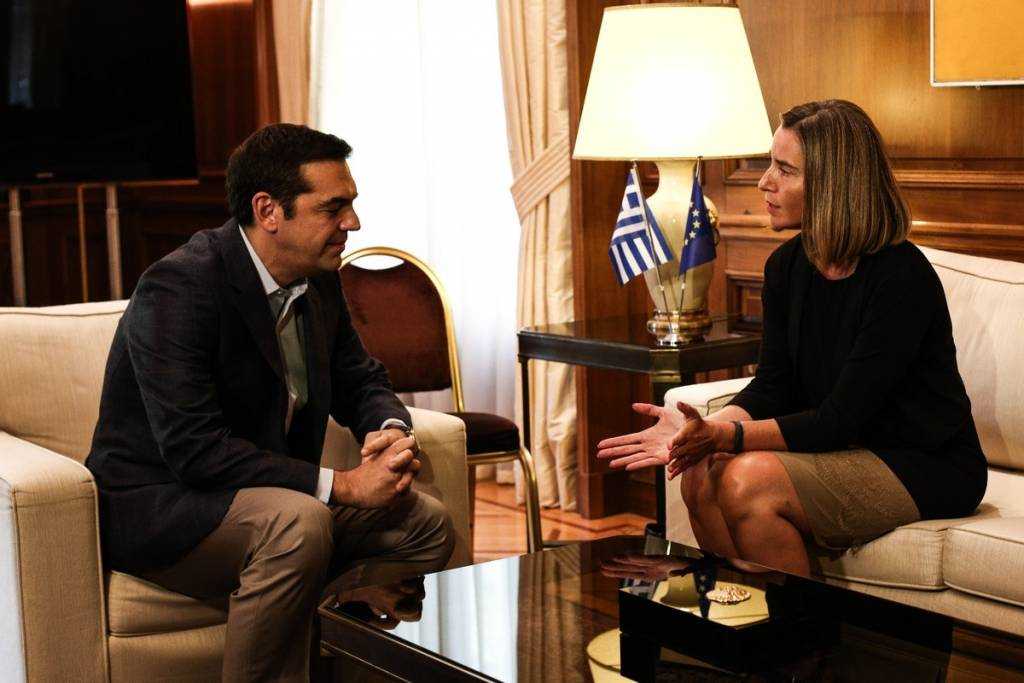Τσίπρας-Μογκερίνι: Θα συνεχίζουμε με επιμονή τις προσπάθειες για λύση στο Κυπριακό