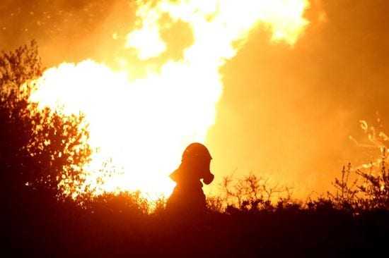 Ολονύχτια μάχη με τις φλόγες στα Καλύβια