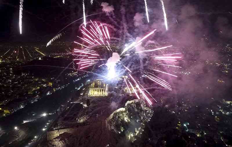 Φαντασμαγορικές εκδηλώσεις σε Αθήνα και Θεσσαλονίκη για την υποδοχή του νέου έτους (ΦΩΤΟ-ΒΙΝΤΕΟ)
