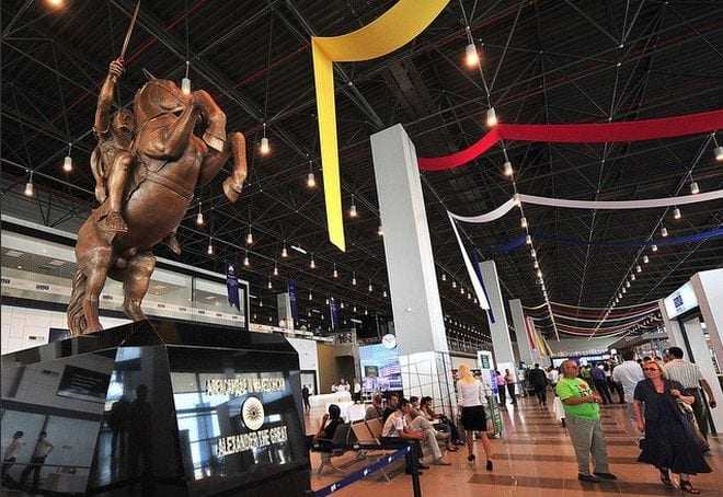 ‘Ξήλωσαν’ το άγαλμα του Μεγάλου Αλεξάνδρου από το αεροδρόμιο των Σκοπίων