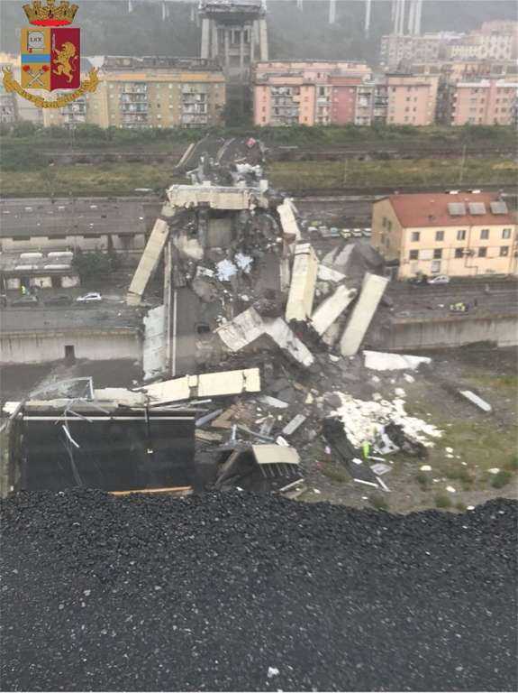 Κατέρρευσε γέφυρα στη Γένοβα- 30 νεκροί μέχρι στιγμής