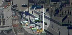 Βίντεο από το Λονδίνο: Η στιγμή που το αυτοκίνητο πέφτει πάνω στις μπαριέρες μπροστά στο βρετανικό κοινοβούλιο