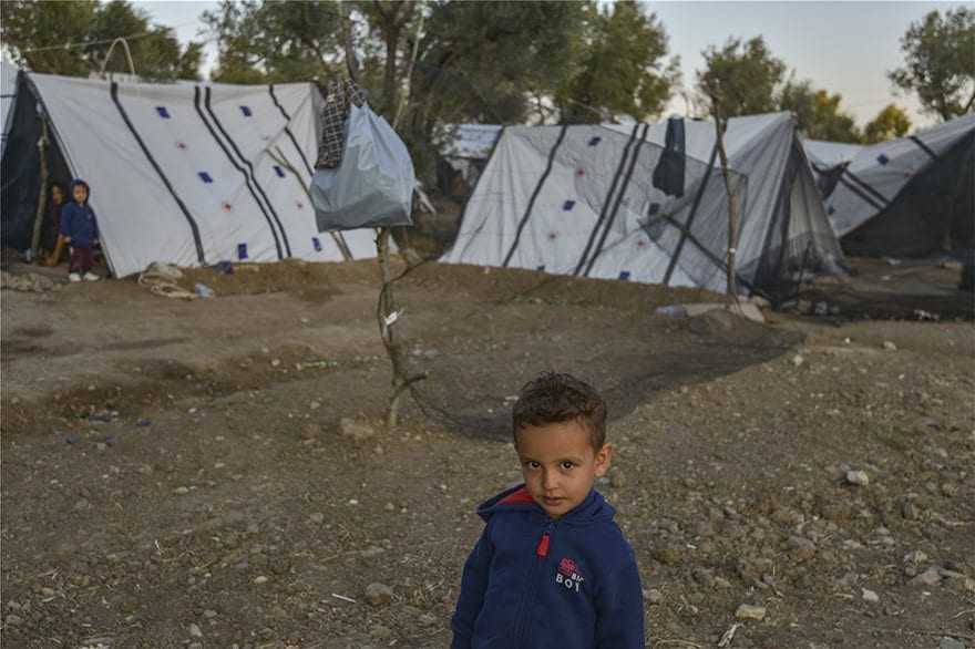 Pandemic pushes harder Greek refugee policy, but also solidarity